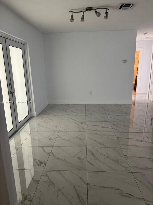 Foto del edificio - 9635 Haitian Dr