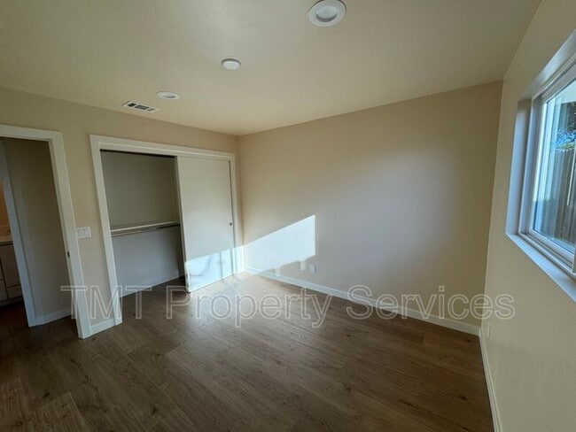 Foto del edificio - 1339 Newport Ave