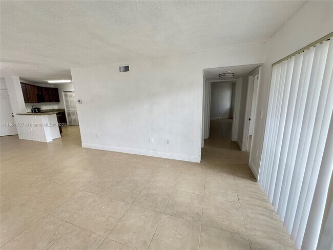 Foto del edificio - 6272 NW 186th St