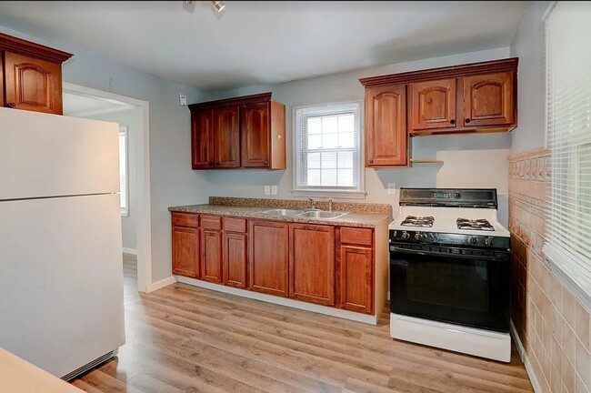 Building Photo - Updated 2 Bedroom Home – BLUE DISTRICT