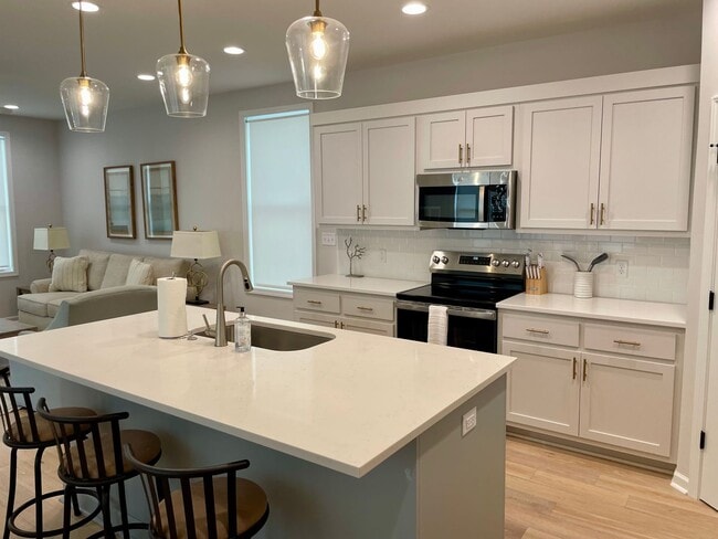 Building Photo - Great 5 Bedroom in Oxford Commons