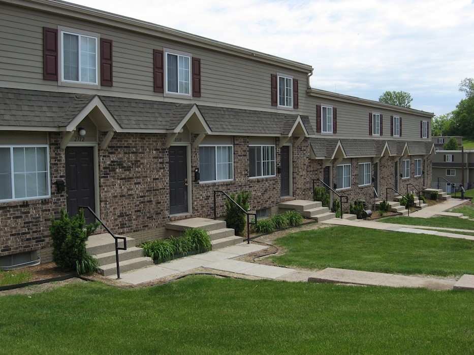 Foto principal - Blue Valley Court Townhomes