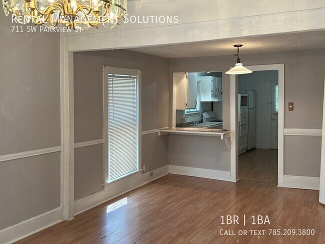 Building Photo - **MINUTES FROM GAGE PARK AND TOPEKA ZOO** ...