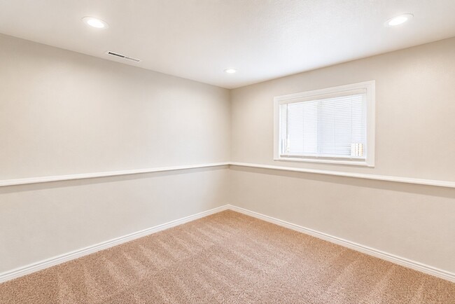 Building Photo - 3108 Moonbeam Cir S