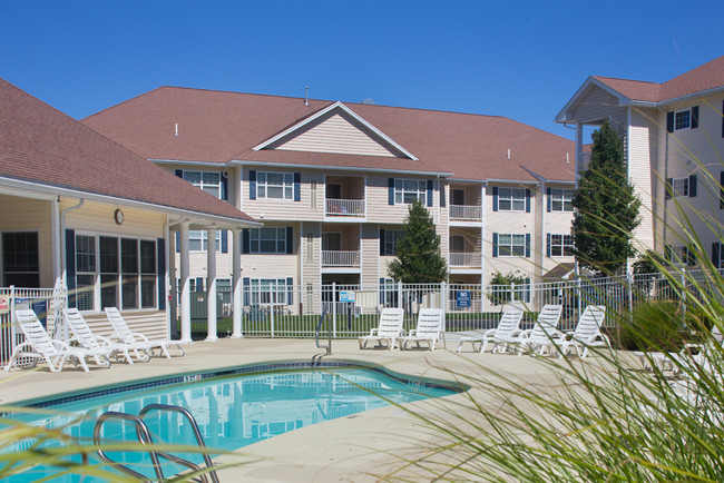 Piscina estilo centro turístico y terraza - Abbott Landing, LLC