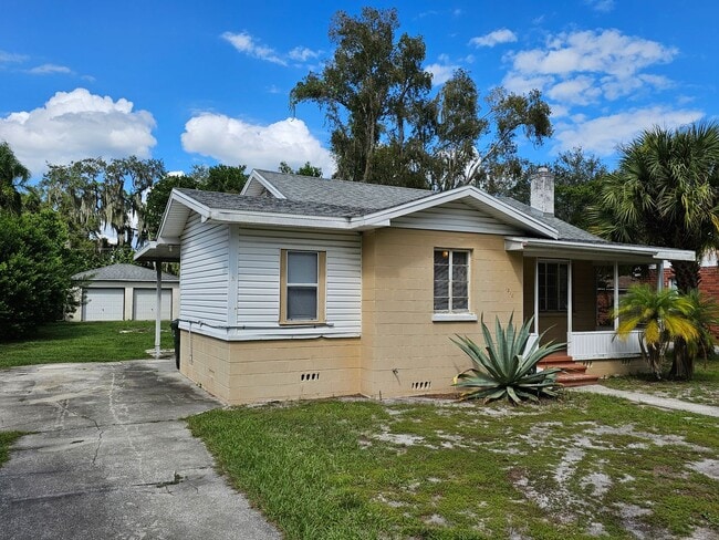 Building Photo - Cozy 2 bedroom 1 bath in town with room to...