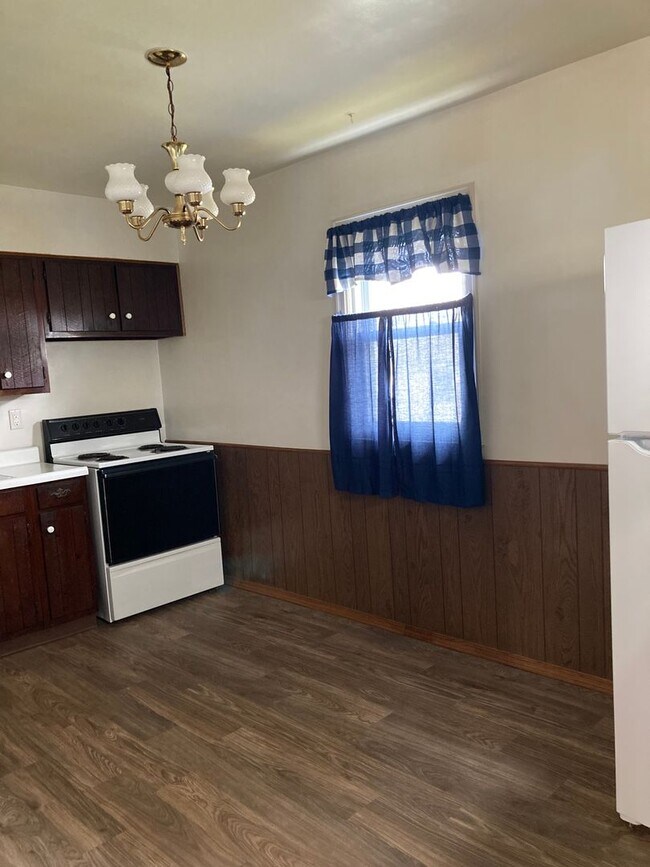 Foto del edificio - 2 bedroom with garage and fenced back yard