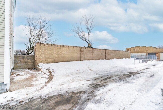 Building Photo - 528 S 13th St