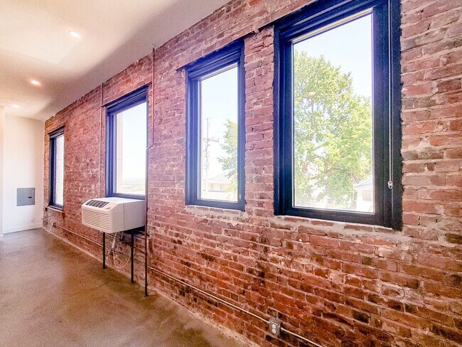 Foto del edificio - Spacious 1-Bedroom Floorplan in Little Italy