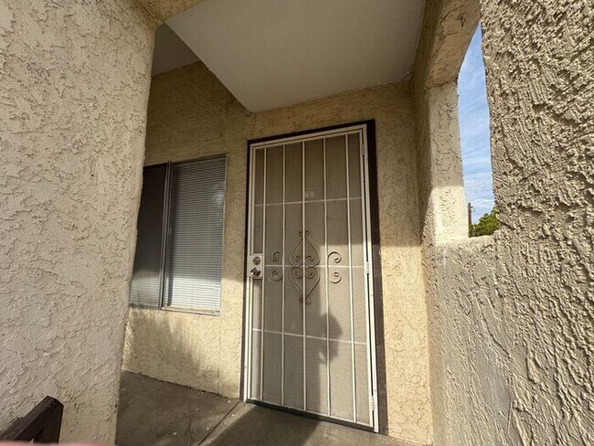 Building Photo - 1 Bedroom Central location with AC!!