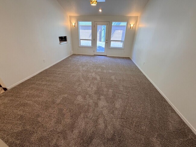 Building Photo - 9938 SW Terwilliger Blvd