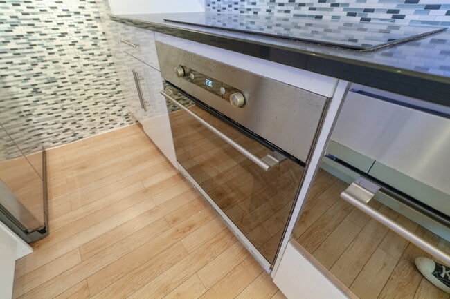 Building Photo - 639 Bay St