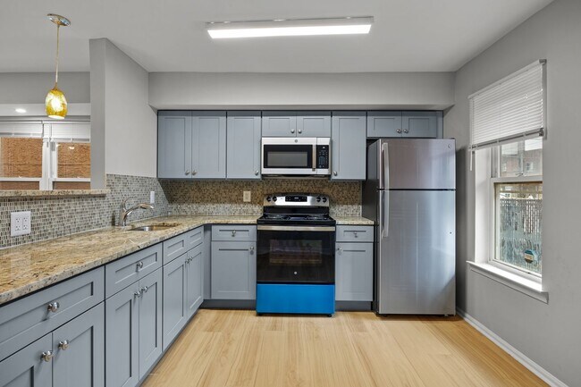 Building Photo - ???LARGE 3 BEDROOMS AND 1.5 BATH HOME LOCA...
