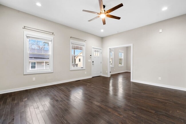 Building Photo - Cheery downtown bungalow with stunning finishes and fenced back yard.