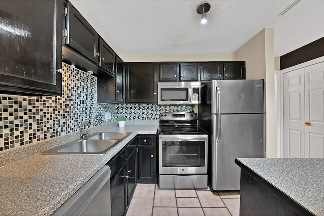 Building Photo - 2428 Forest Brook Ln