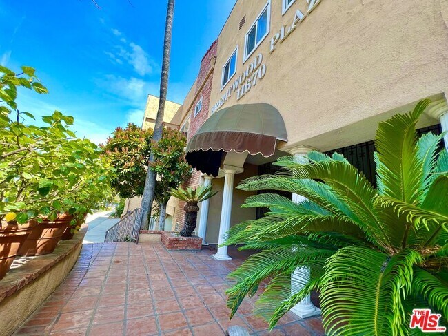 Foto del edificio - 11670 W Sunset Blvd