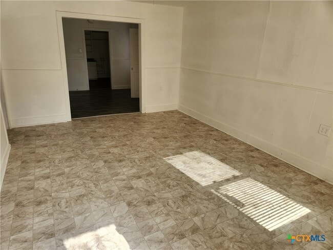 Foto del edificio - 1102 W Central Ave