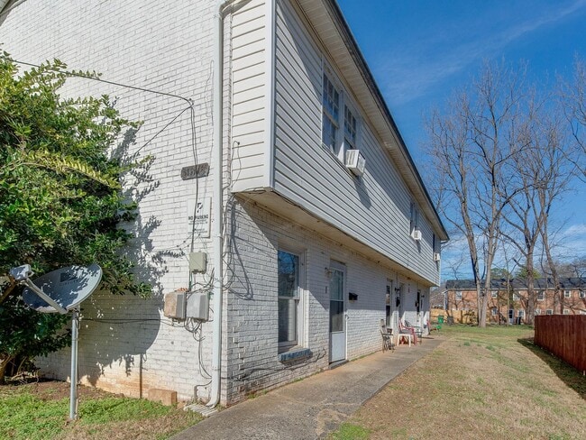 Building Photo - Renovated Townhome
