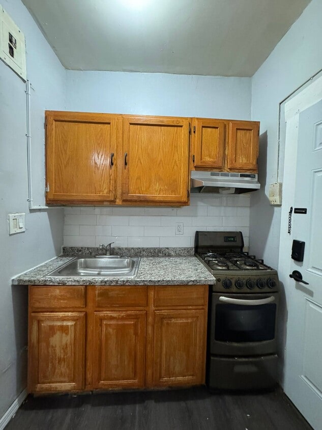 Primary Photo - 112 Corbin Ave
