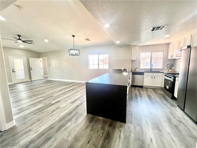 Building Photo - 3327 Erva St