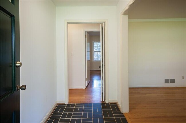 Building Photo - 3959 Menlo Dr