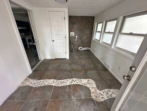 Building Photo - 917 S Division St