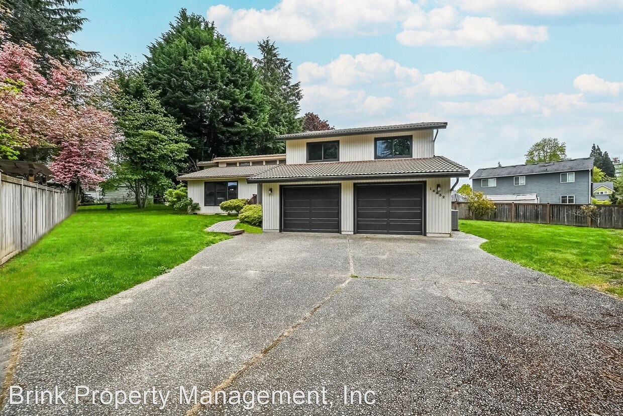 3 br, 2.5 bath House 16832 Ambaum Blvd S House for Rent in Burien