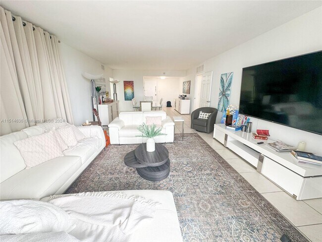 Building Photo - 5825 Collins Ave