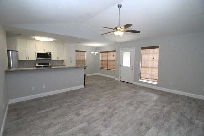 Building Photo - Pet-Friendly Remodeled 3 bedroom 2 bathroo...