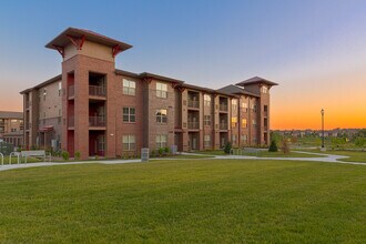 Building Photo - Shadow Lake Square
