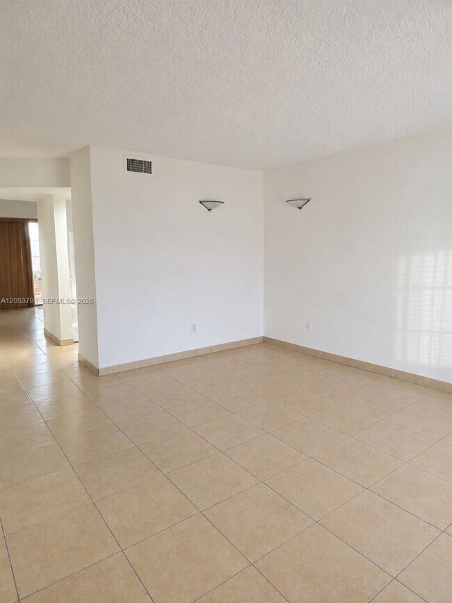 Foto del edificio - 1705 W 58th St