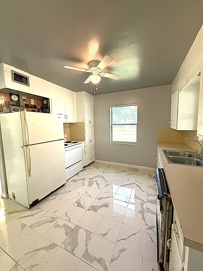 Foto del edificio - 107 Hill Cir