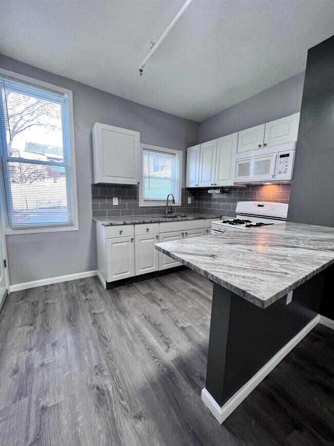 Building Photo - 406 2nd St