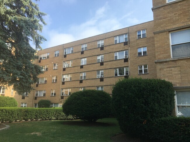 Foto del edificio - 2115 W Farwell Ave