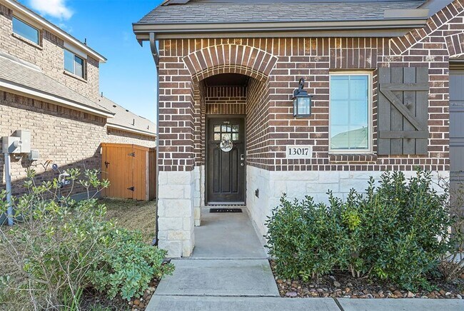 Foto del edificio - 13017 Sapphire Lake Ln