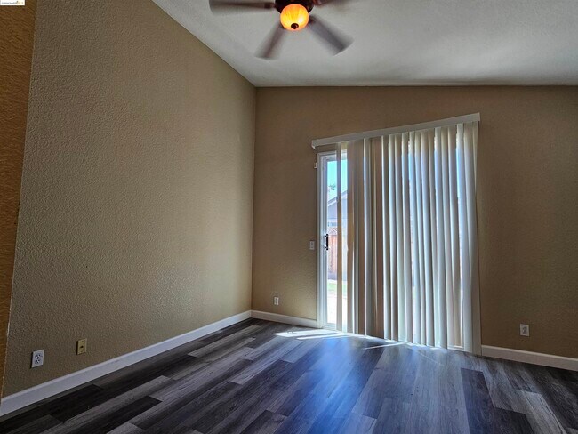 Foto del edificio - 240 White Birch Ct