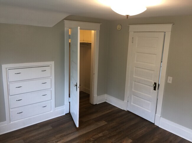 dormitorio 1A - 721 Locust St