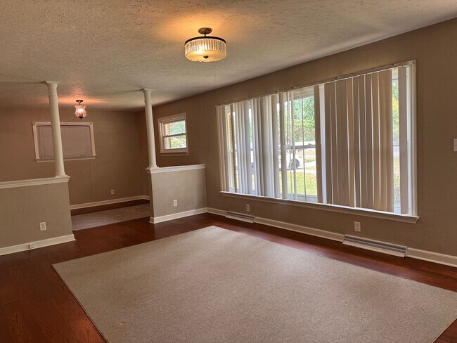 Foto del edificio - 2 BED, 2 BATH BRICK HOME LOCATED IN ASHEBORO!