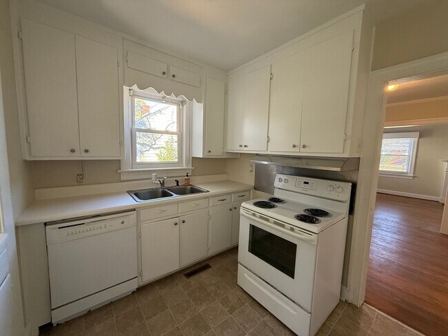 Building Photo - 1523 Anderson St NW