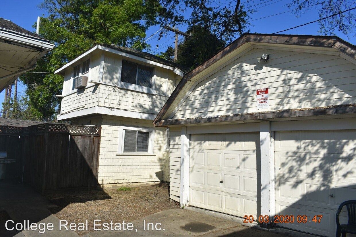 Primary Photo - 1011-1011 1/2 W Harding Way