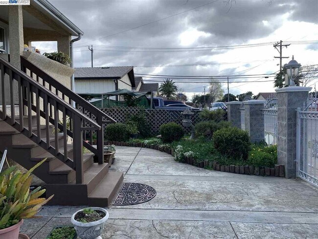 Building Photo - 33542 4th St