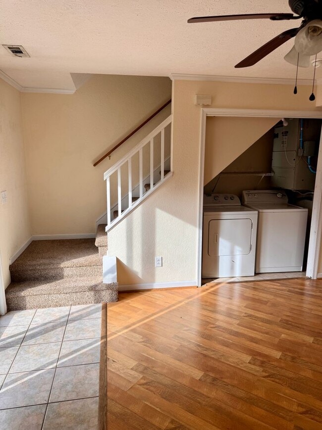 Building Photo - 2 Bedroom || 1 Bathroom Townhome
