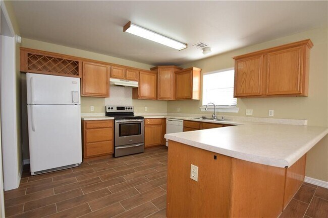 Building Photo - 906 SW Navajo Dr