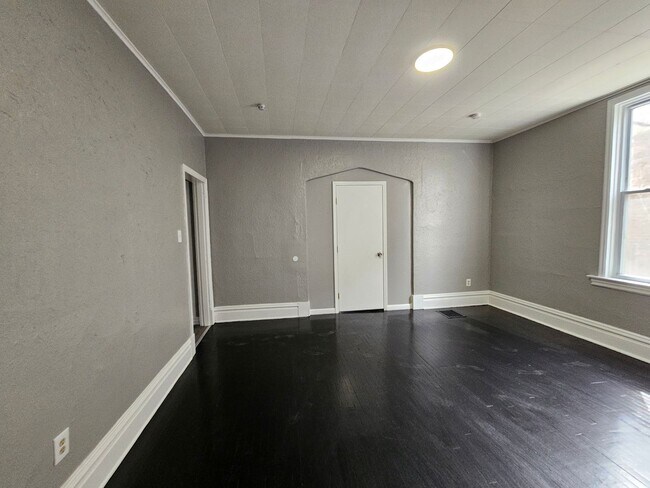 Foto del edificio - Newl updated 2 bedroom 1 bath located in C...