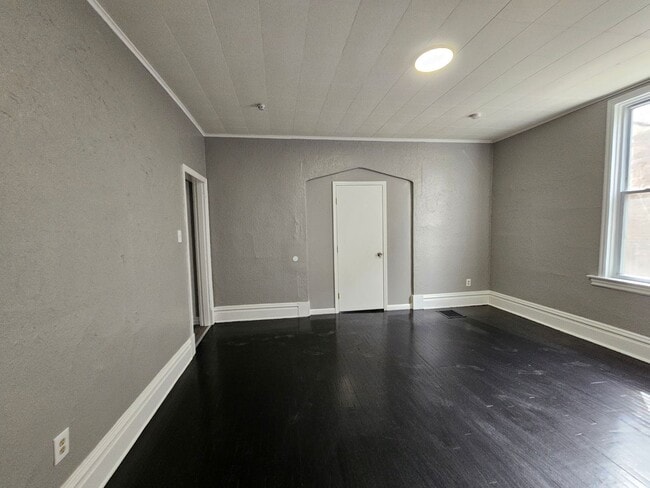 Foto del edificio - Newl updated 2 bedroom 1 bath located in Carrick!