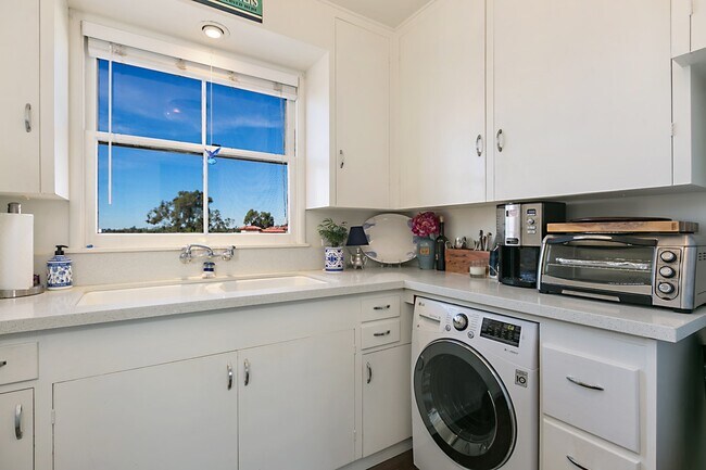 Building Photo - 6012 Paseo Delicias, Unit 8