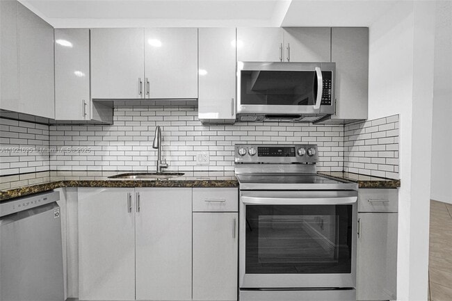 Building Photo - 3401 N Country Club Dr