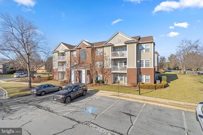 Building Photo - 8200 Blue Heron Dr