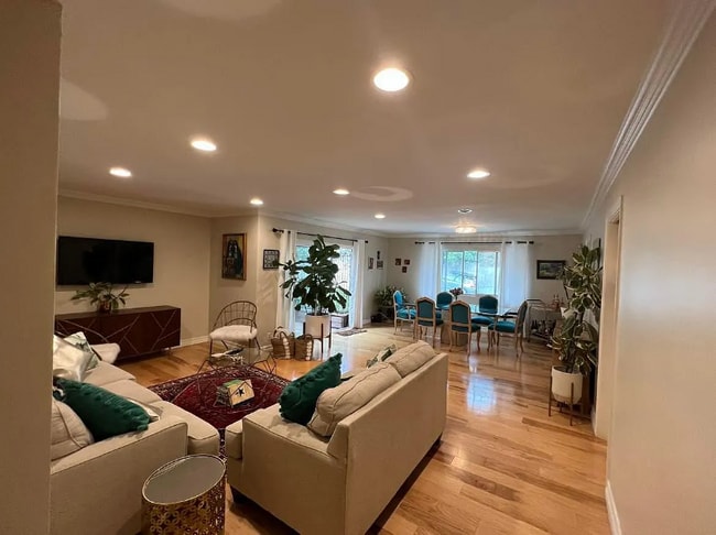 Building Photo - 6752 Hillpark Dr