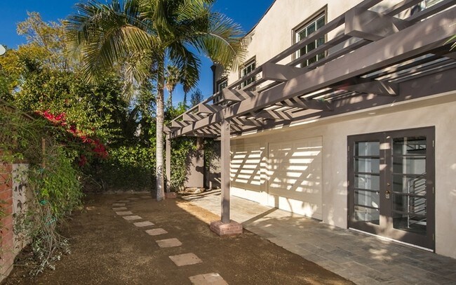 Building Photo - 850 N La Jolla Ave